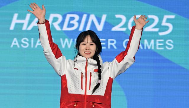 1739685383669009416.jpg (亚冬会)自由式滑雪——女子大跳台颁奖仪式举行XxjpseC008631_20250212_PEPFN0A001.jpg